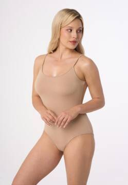 Gładkie beżowe body damskie na ramiączkach Babell HOLLY
