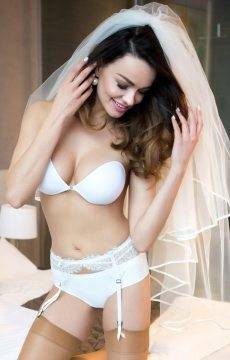 Ślubny biały pas do pończoch Julimex FUCHSIA